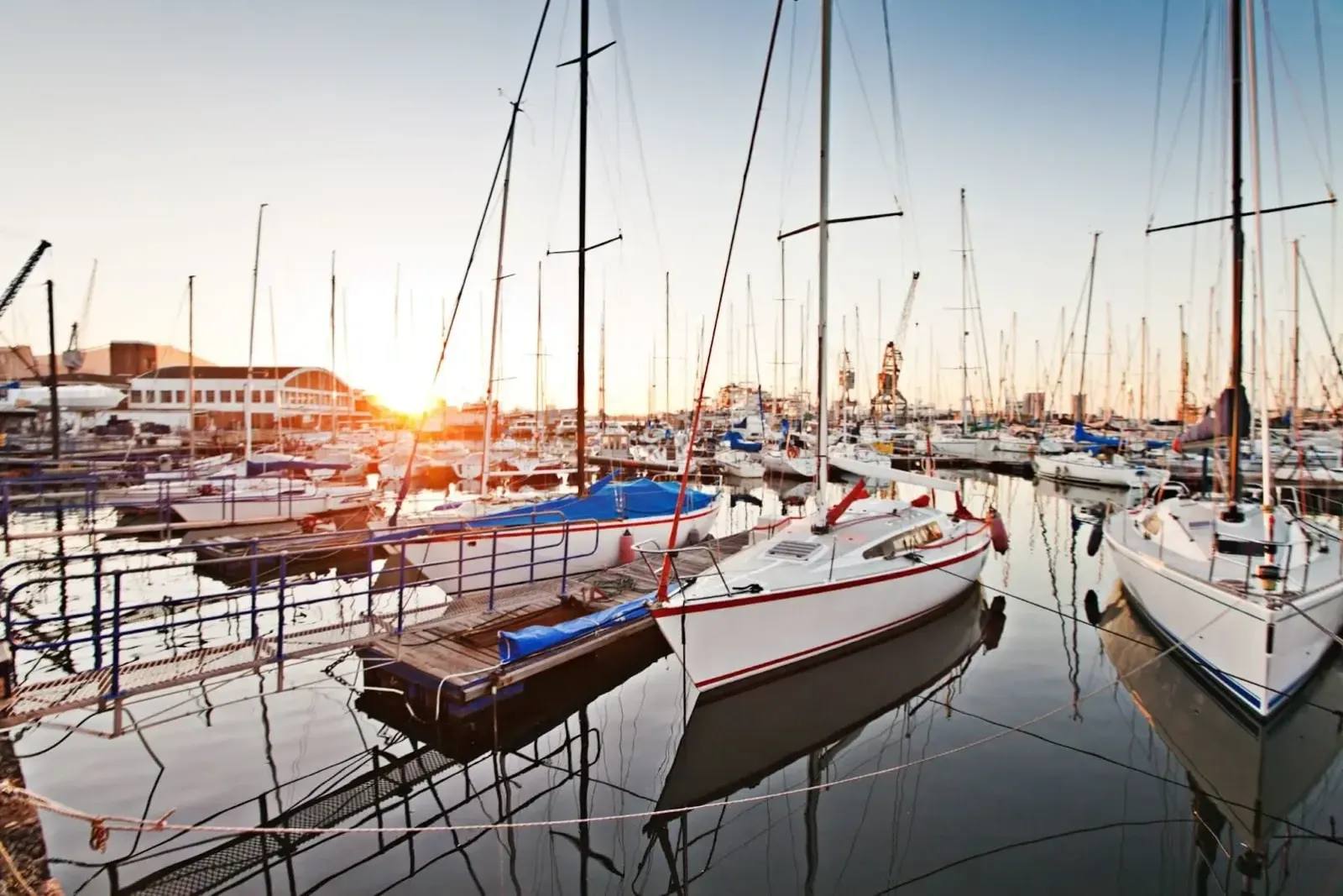 Marinas para lanchas e barcos em todo o Brasil