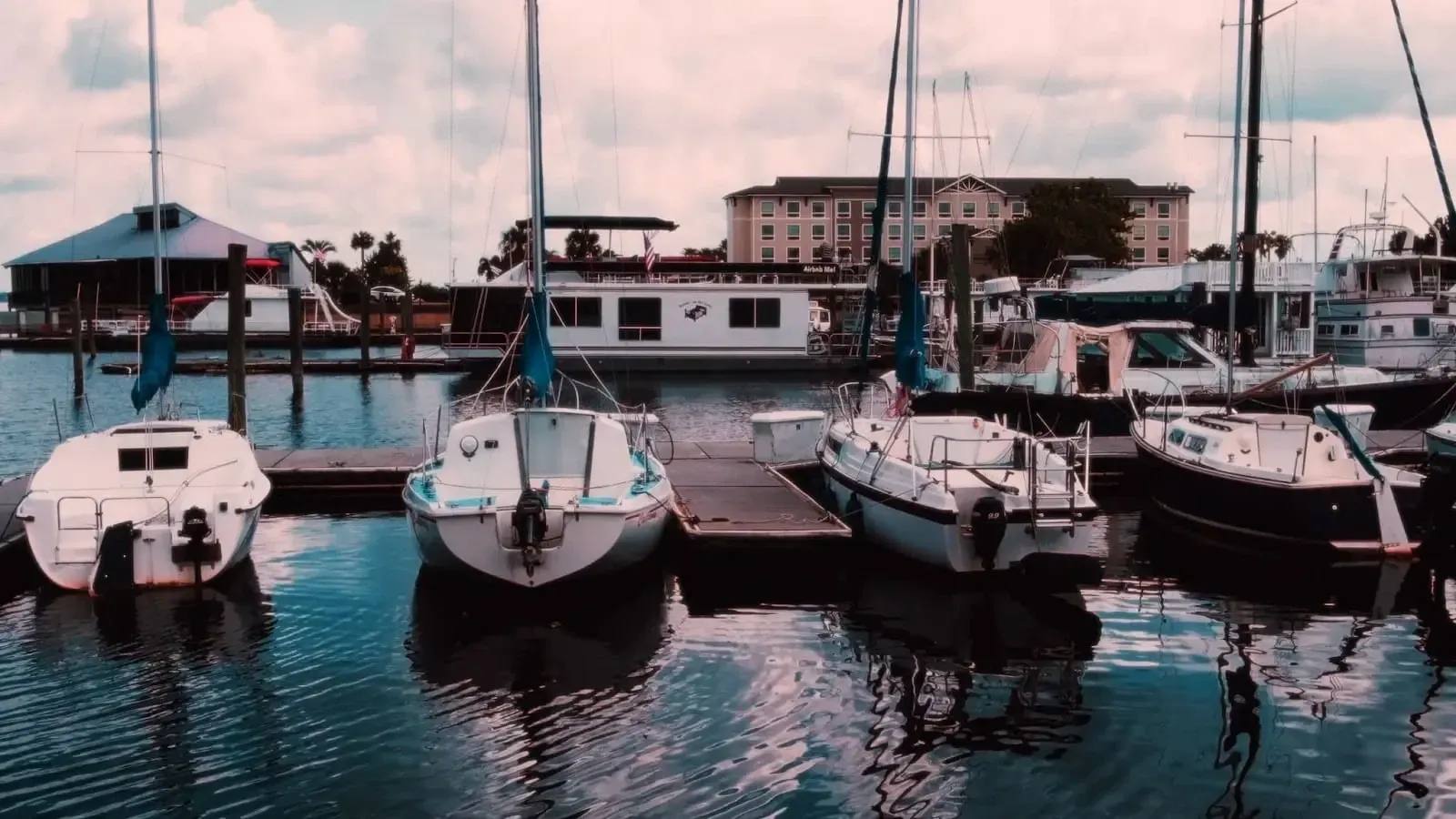 Marina com barcos no Pôr do sol