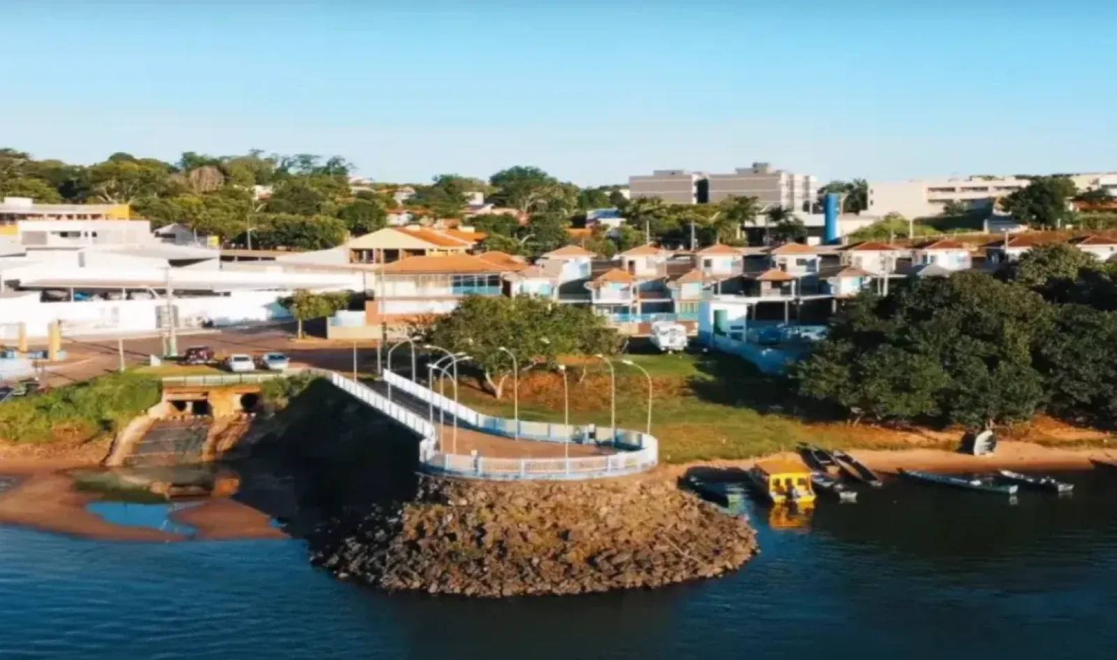 Imagem aérea de Porto Rico-PR mostra parte da orla com trapiche, embarcações de pequeno porte, rampa pública e estrutura urbana voltada aos serviços náuticos.