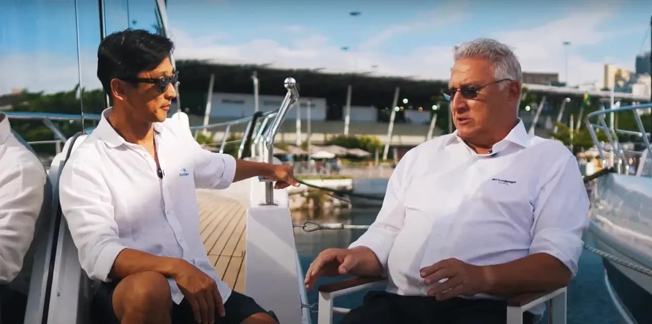 Márcio Schaefer em entrevista no deck de uma embarcação no Rio Boat Show