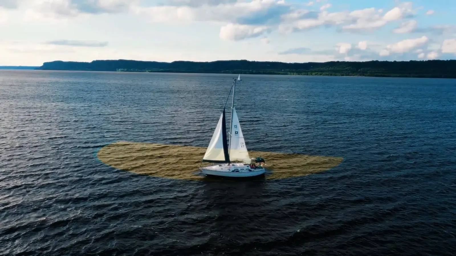 Embarcação a vela velejando no mar aberto