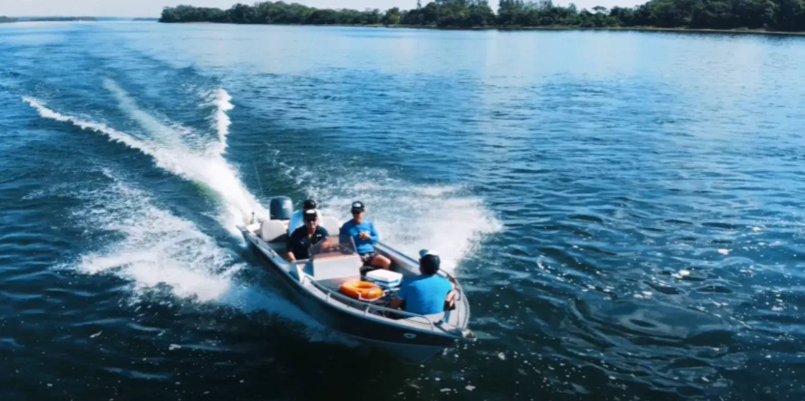 Turistas aproveitam o dia em barco de pesca no Rio Paraná, guiados por especialistas da região