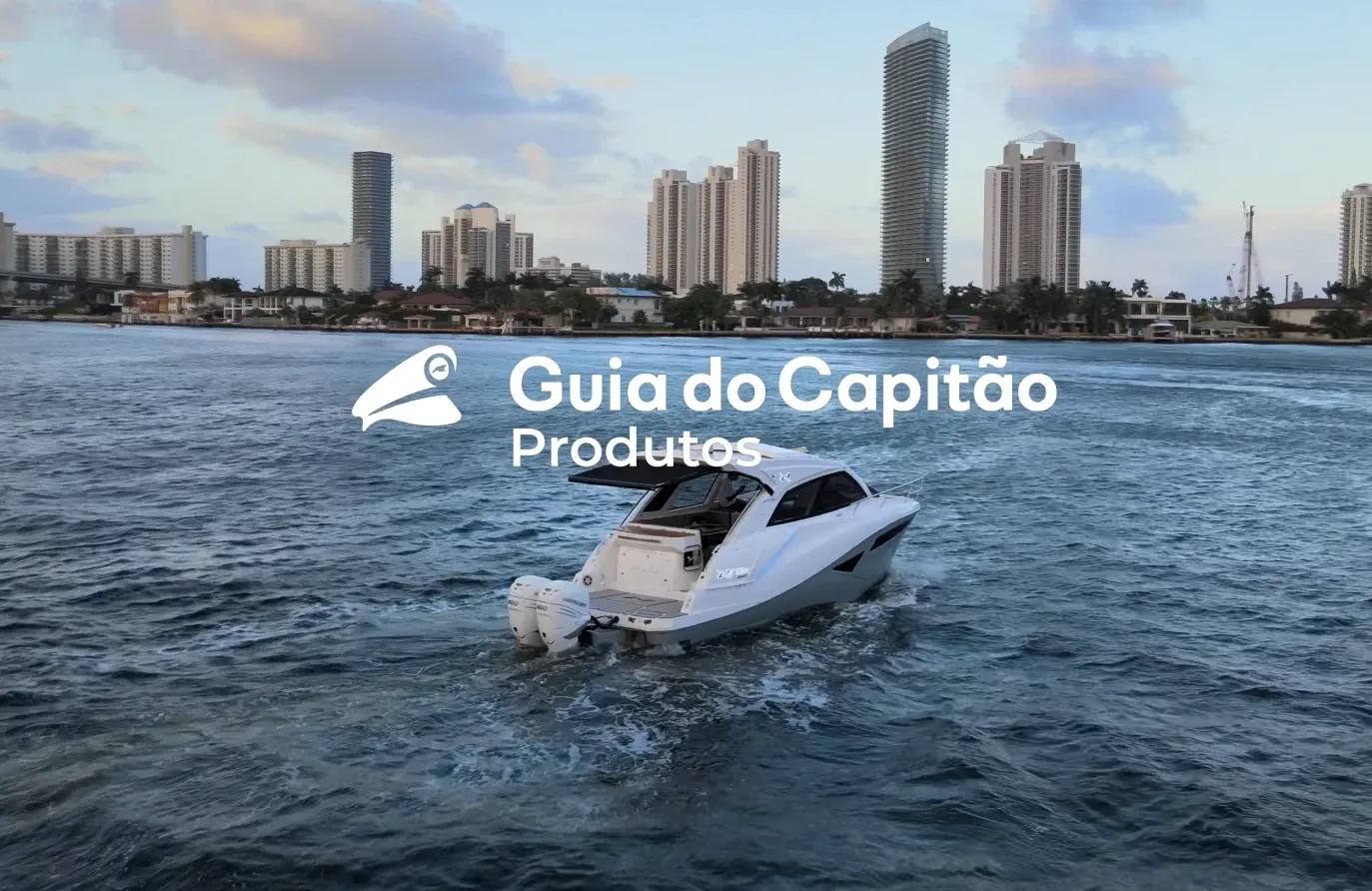 Lancha da NX Boats com motores de popa navegando em frente à skyline de uma cidade na Flórida