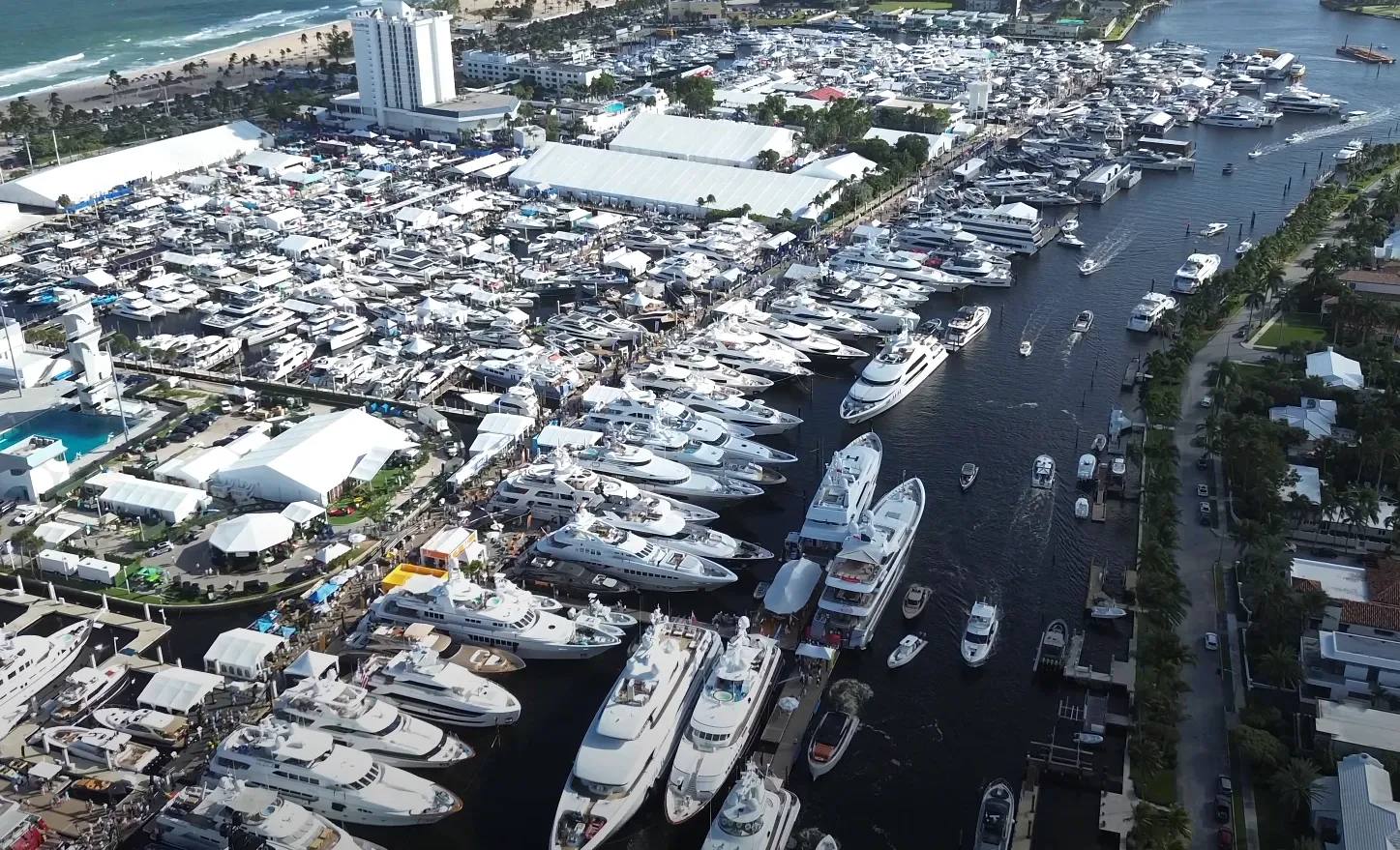 Vista aérea de um grande boat show internacional, com centenas de iates e barcos de luxo lotando uma marina, ilustrando a força do mercado náutico