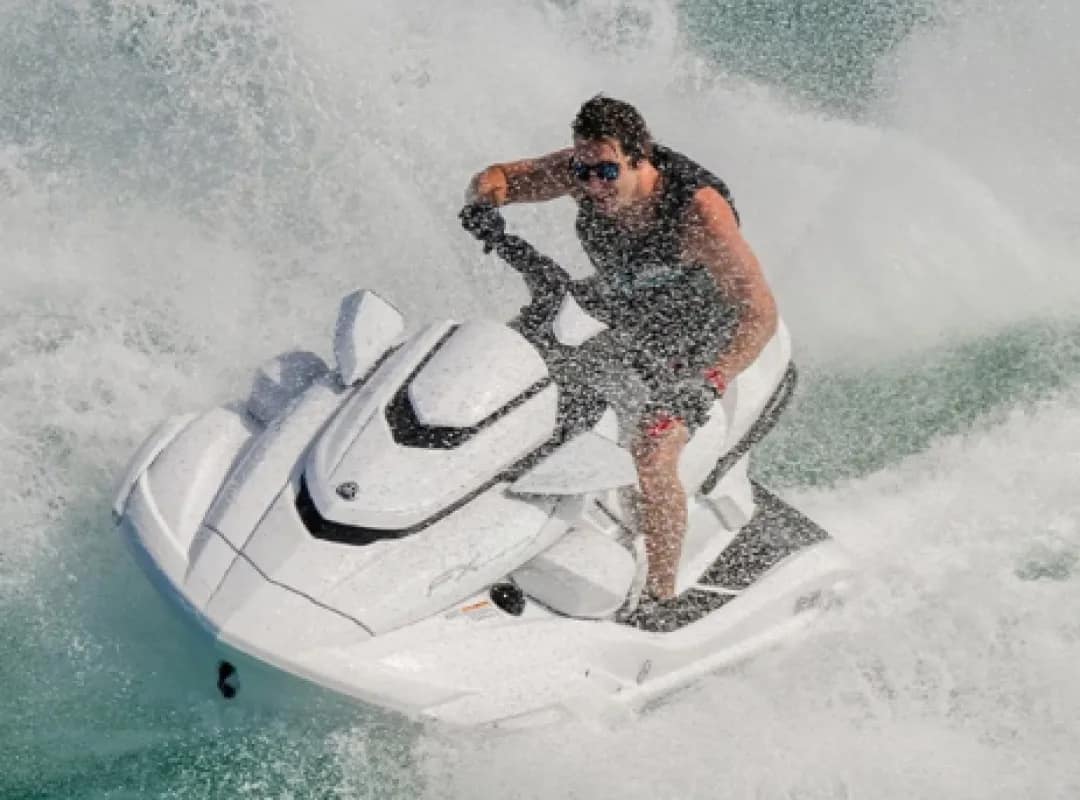 A imagem mostra um homem fazendo manobras radicais com o Jet Ski Yamaha FX CRUISER SVHO. Na imagem, partículas de água voam para todos os lados.