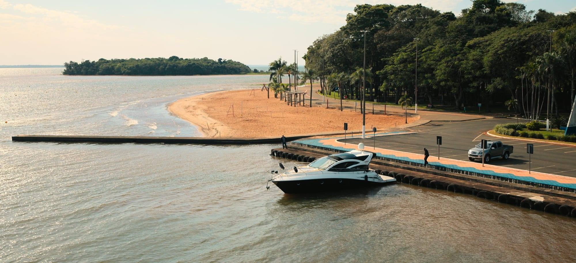 imagem em tomada aberta com barco atracado no píer e árvores ao fundo