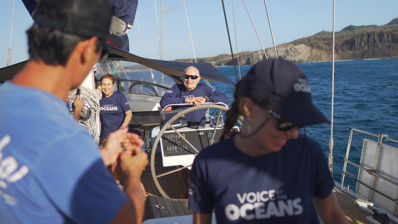 Família Schurmann recebe o Bombarco a bordo do veleiro Kat em Fernando de Noronha