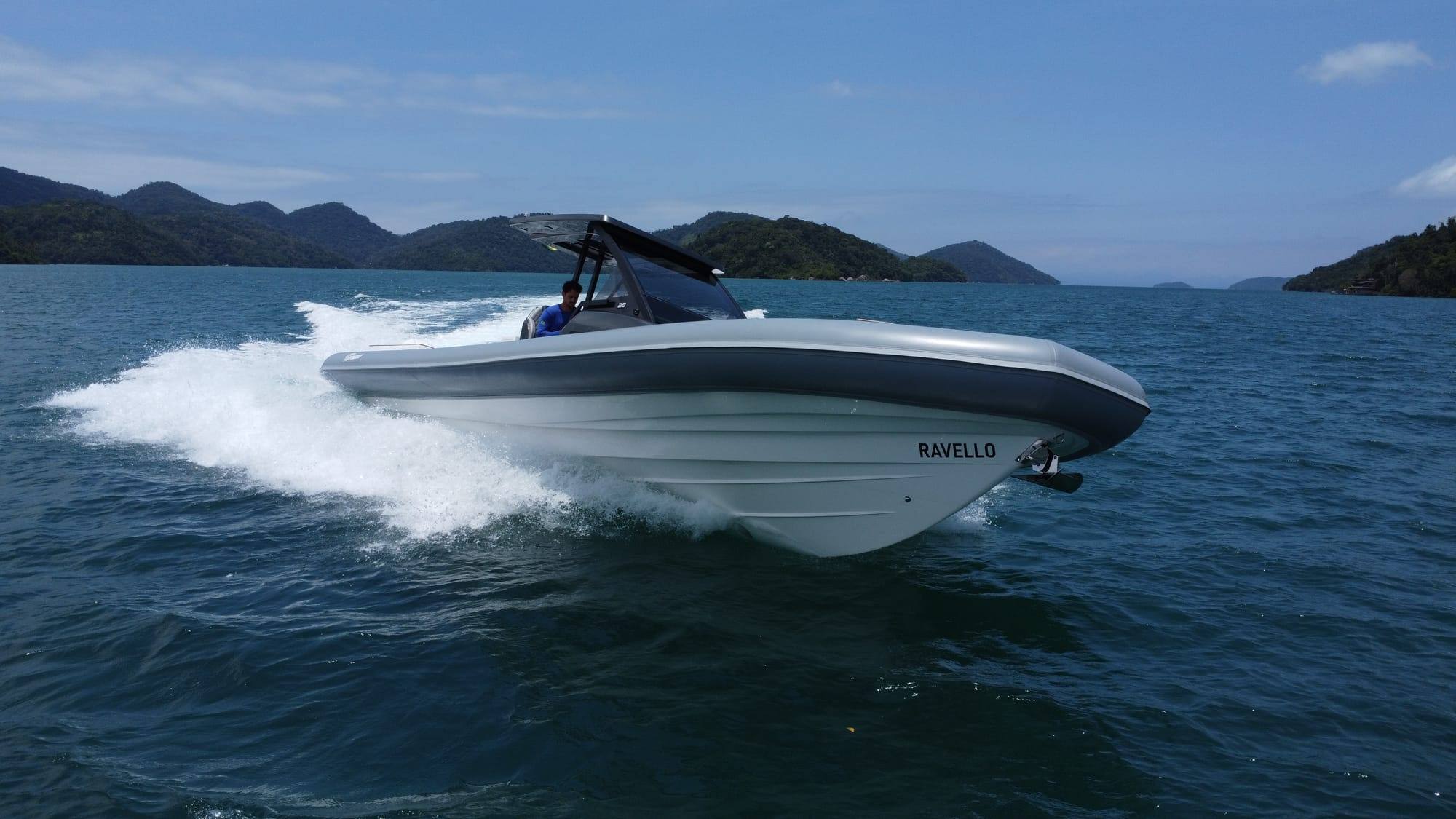 Lancha Tirreno 38 inaugura proposta do estaleiro Tirreno ao trazer conceito europeu de center console para o Brasil