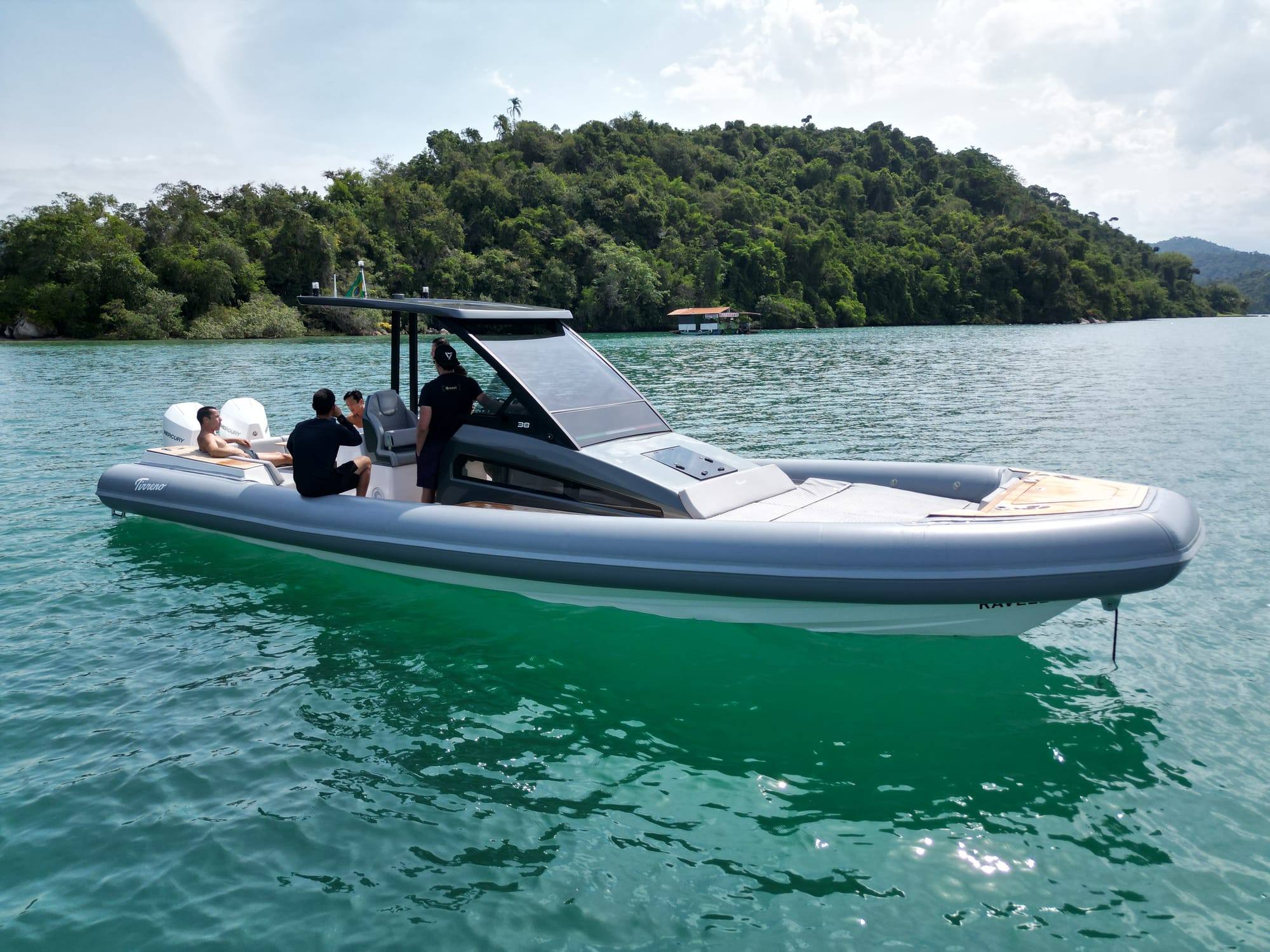 Tirreno 38: barco insubmergível de center console com alta tecnologia e design europeu