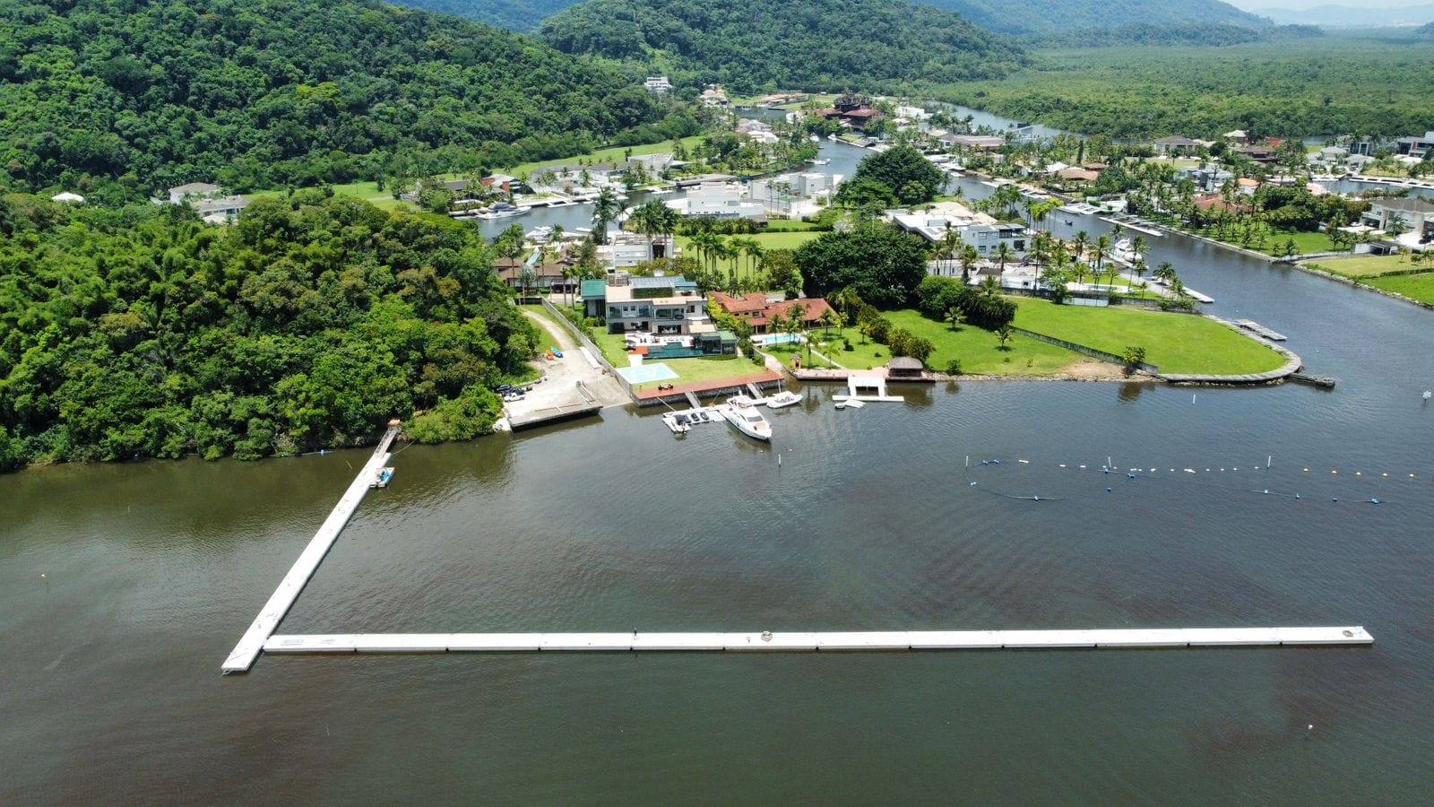 Produção de píeres flutuantes de concreto envolve projeto sob medida e engenharia aplicada