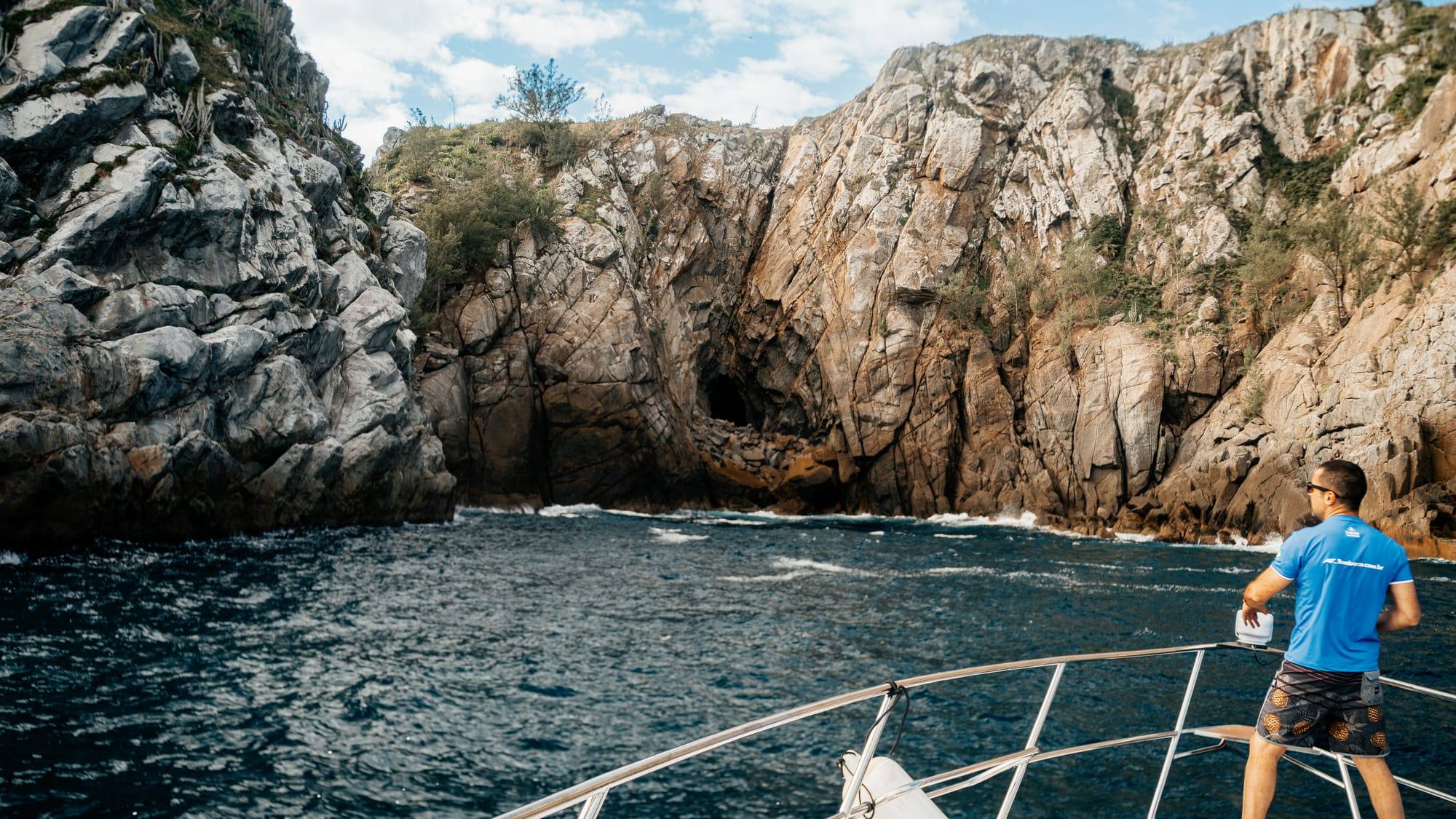 vista de uma formação rochosa a partir do barco com águas verdes claro