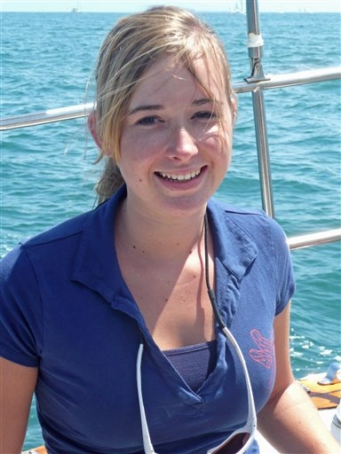 Abby Sunderland de 16 anos pisou em terra firme após cinco meses do início da tentativa de dar a volta ao mundo em solitário