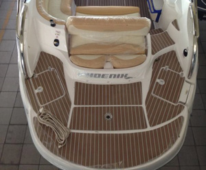 Phoenix Boats lança nova versão da Phoenix 255 Platinum como motorização centro-rabeta