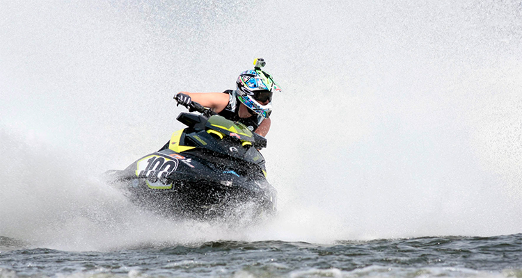 Piloto de jet ski comemora melhor temporada
