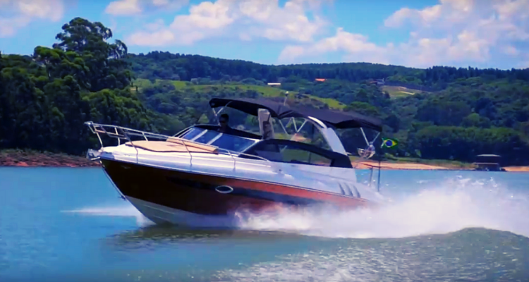 Lancha Triton 300 Sport. Completa e esportiva.