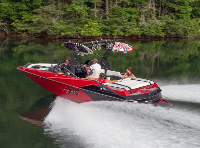 Axis Wake apresenta nova lancha A22
