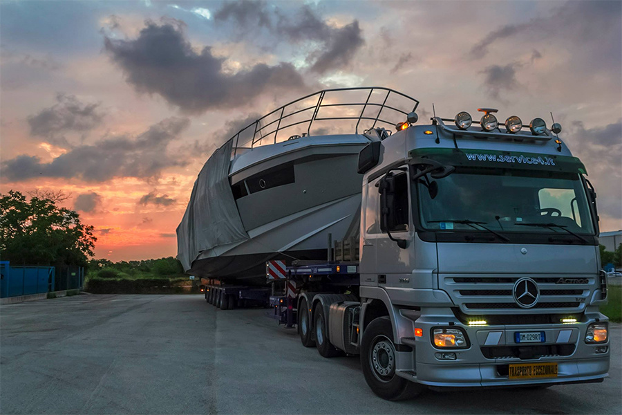 Azimut 77S é lançada à água na Itália
