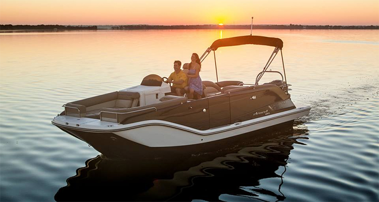 Bayliner apresenta Element XR7 em Miami