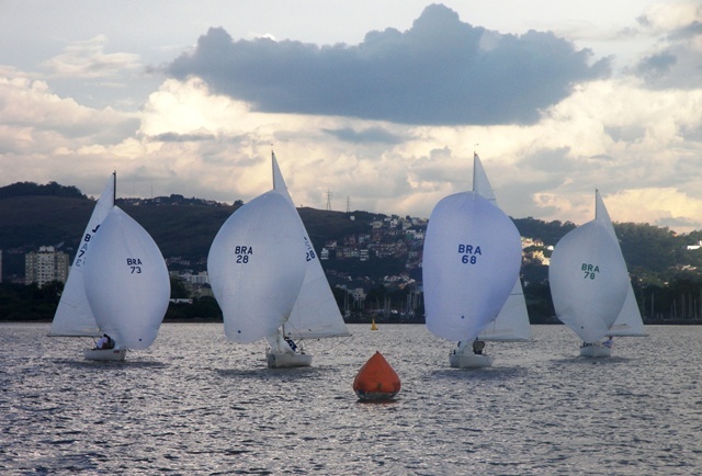 Campeonato Sul - Brasileiro da classe Soling aconteceu no clube Veleiros do Sul