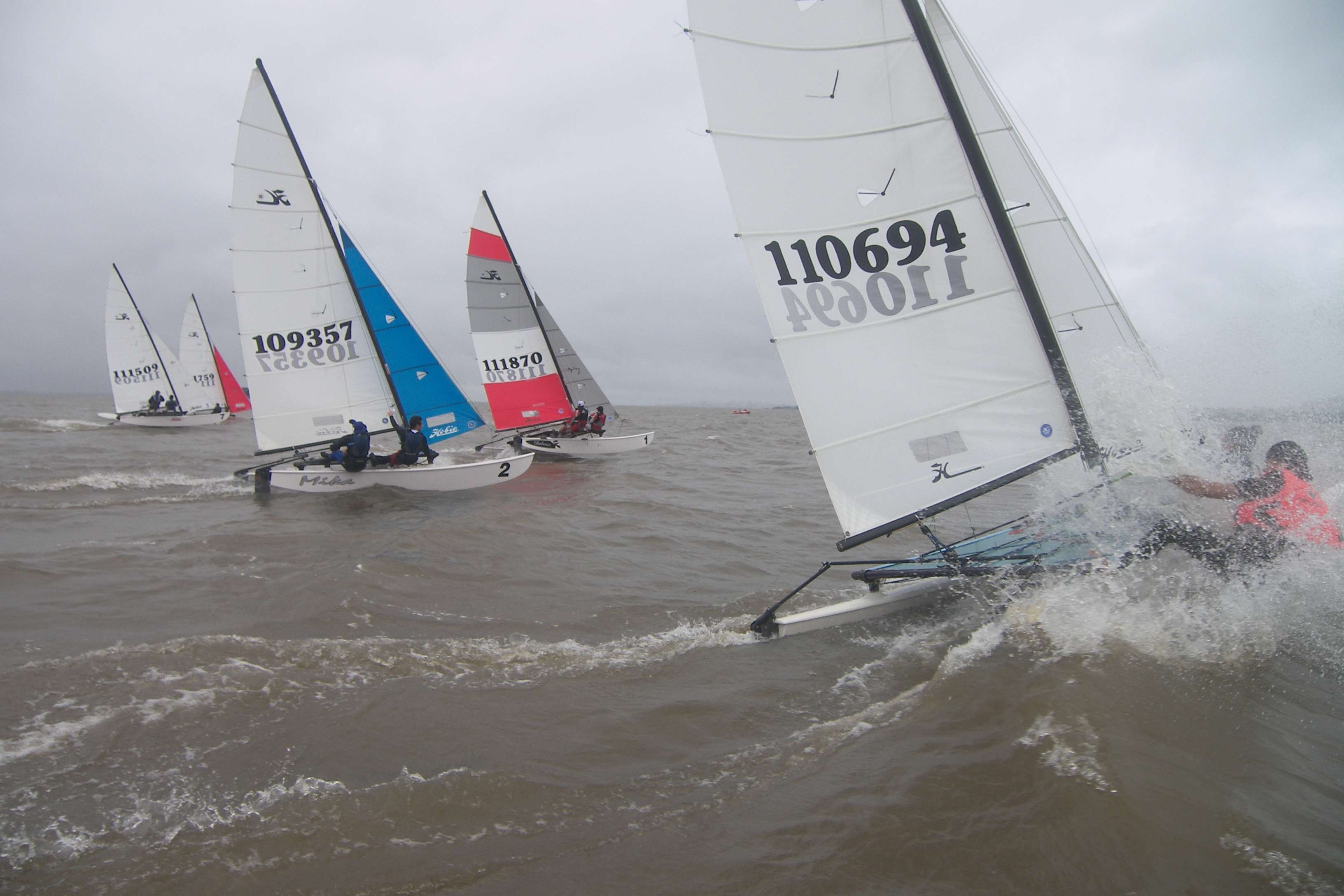 Campeonato Sul-Brasileiro de Hobie Cat 16 e 14 começou com chuva em Porto Alegre