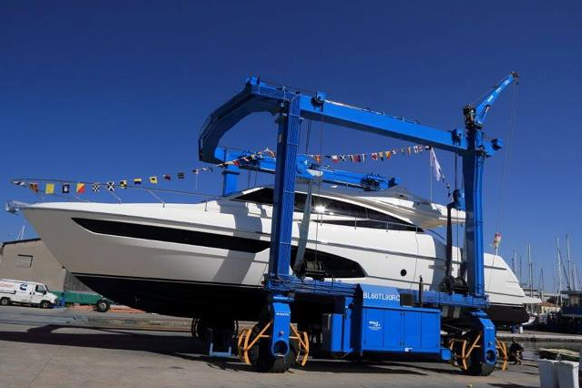 Ferretti lança primeiro casco da nova Ferretti Yachts 650