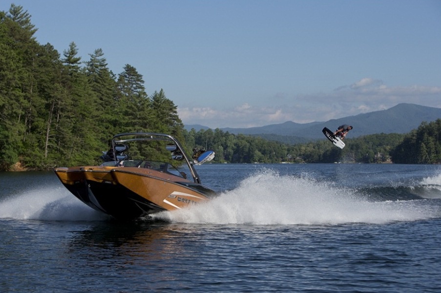 Lancha Malibu Wakesetter 24 MXZ fica no Guarujá para test-drive até 2 de fevereiro