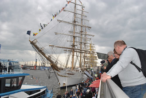 NVe Cisne Branco participa da comemoração do aniversário do Porto de Hamburgo