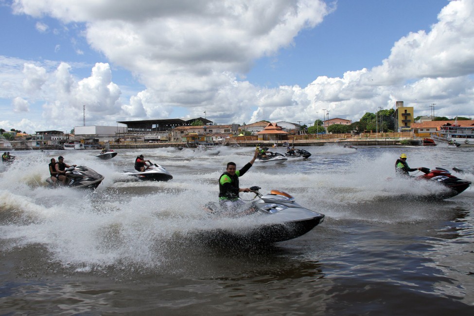 Passeios de jet ski animam Florianópolis e Salvador no fim de semana