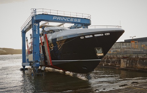 Princess lança terceiro casco do iate Princess 40M