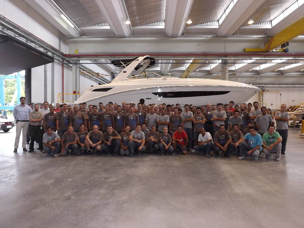Sea Ray finaliza 1ª unidade da Sea Ray 375 Sundancer fabricada no Brasil