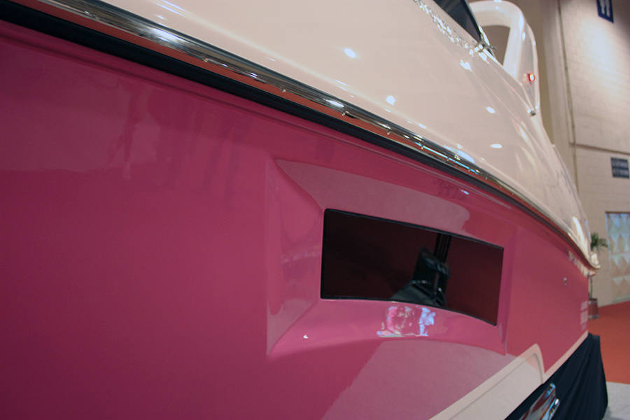 Singular Boats apresenta nova lancha Singular 270 com casco rosa