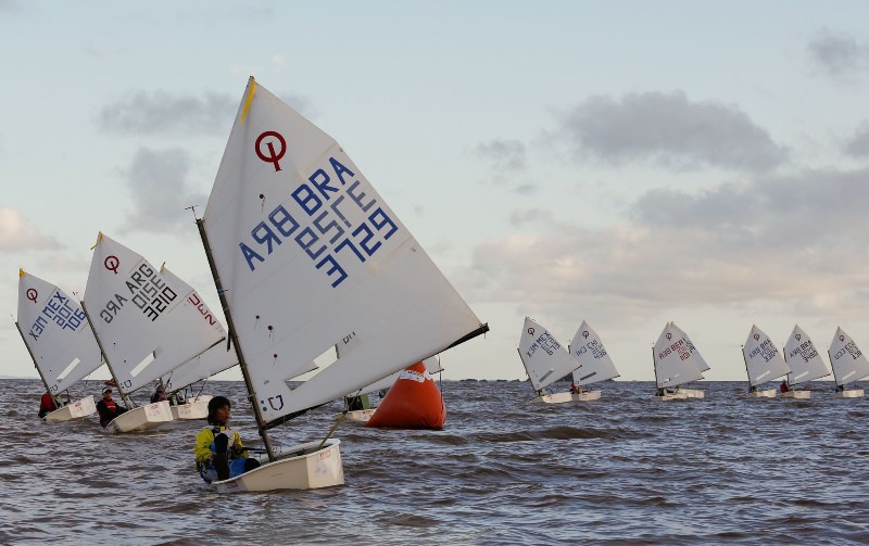 Sul-americano de Optimist: Atleta do Veleiros do Sul segue na liderança