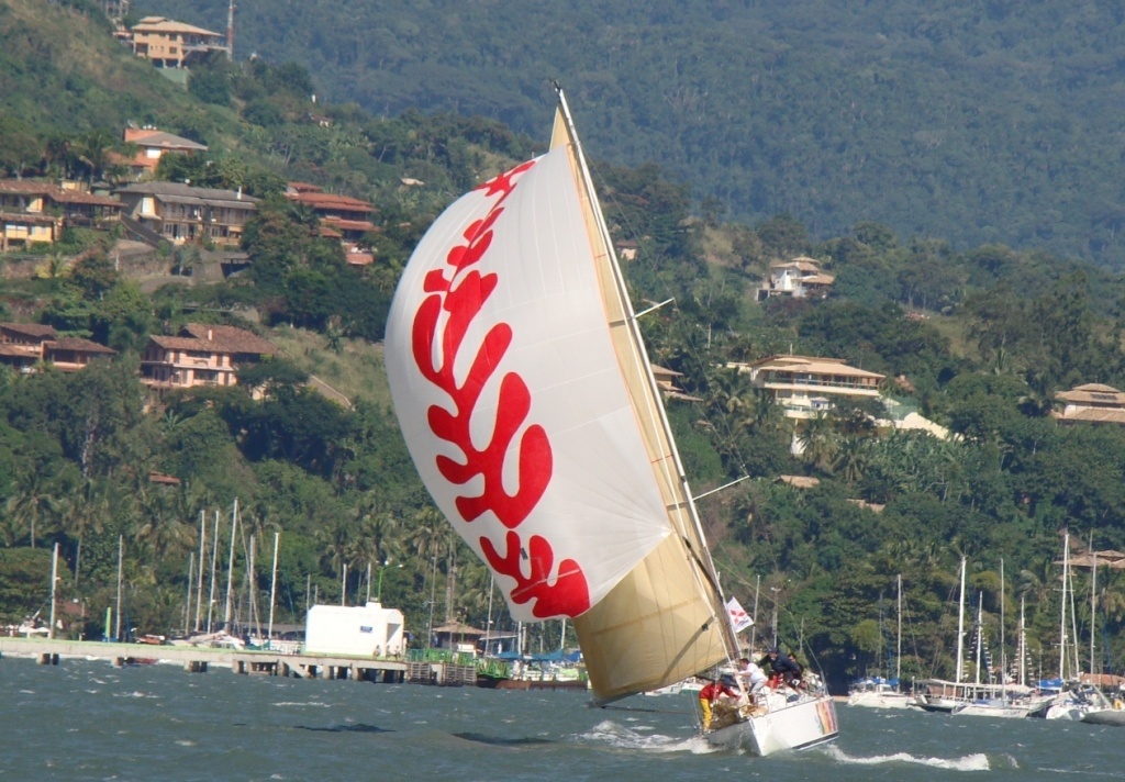 Tripulações da classe BRA-RGS acompanham as previsões meteorológicas para a estreia da 37ª Rolex Ilhabela Sailing Week
