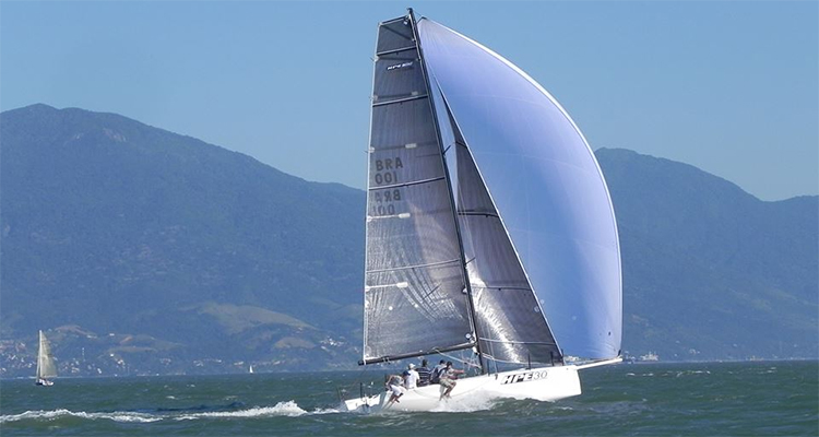 Zonda Boats faz teste de veleiros no Guarujá