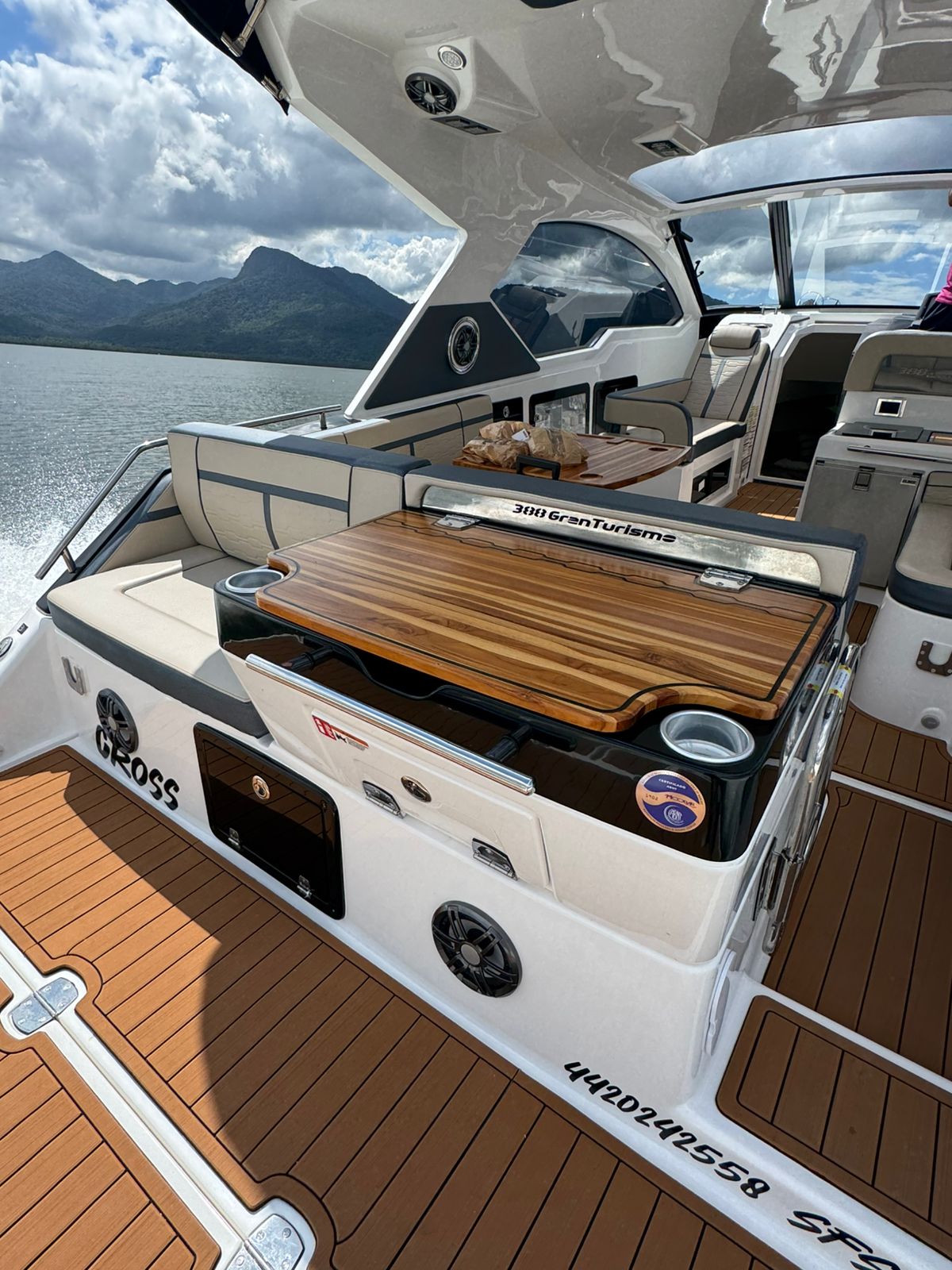 Real Powerboats Real 34 Cabriolet - Cabinada com 300 HP 11.2 pés