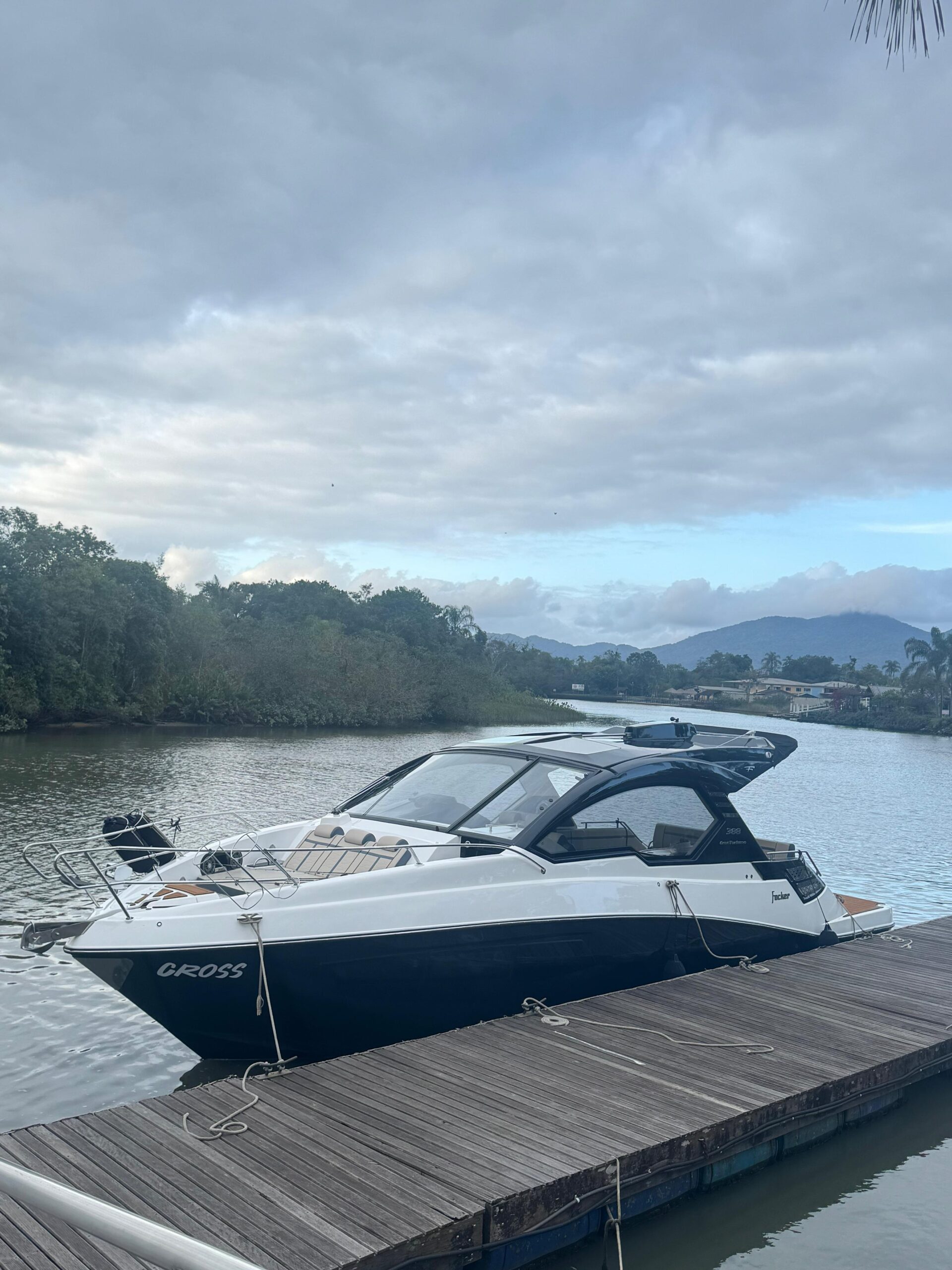 Real Powerboats Real 34 Cabriolet - Cabinada com 300 HP 11.2 pés