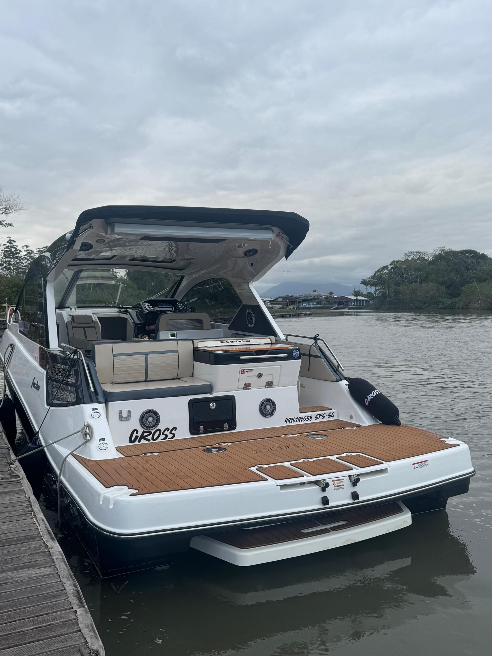 Real Powerboats Real 34 Cabriolet - Cabinada com 300 HP 11.2 pés